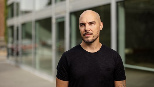 Författaren Nicolas Lunabba i svart t-shirt